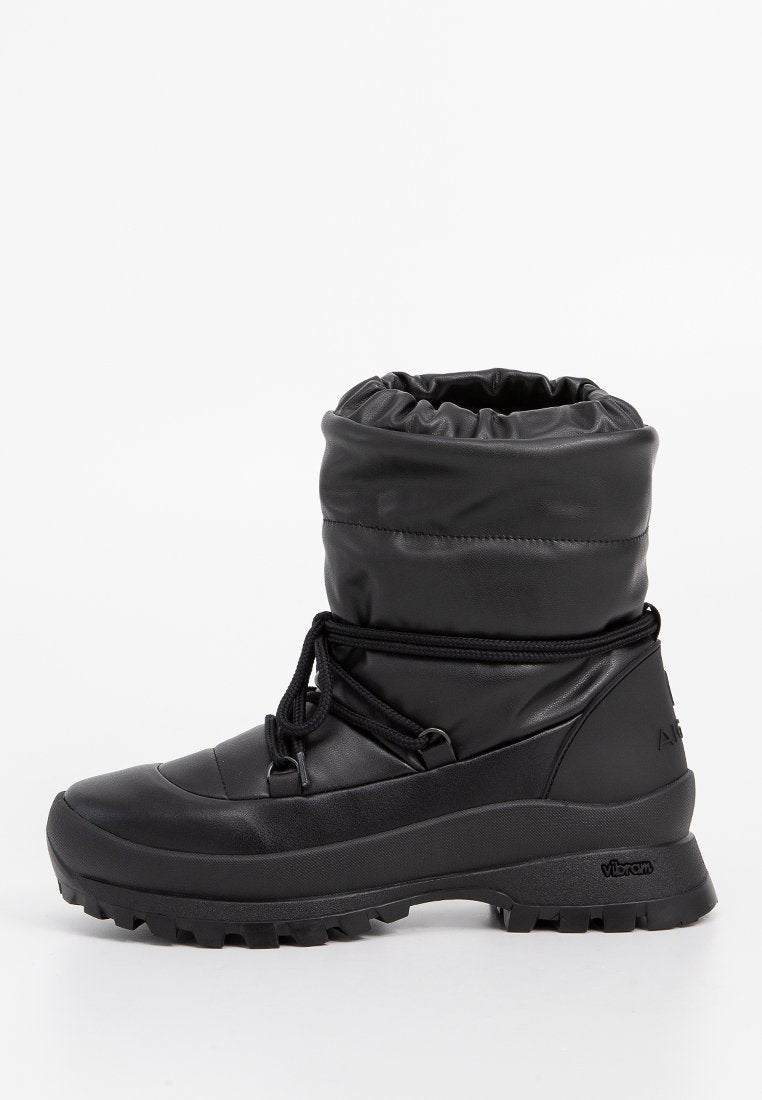 Schwarze Winterstiefel mit gepolstertem Kordelzugoberen, glattem Lederoberteil und strukturiertem Gummisohle mit Vibram-Branding.