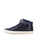 Marineblaue High-Top-Sneaker mit weißer Sohle, schwarzer Zehenkappe, perforiertem Seitenpanel, Schnürsenkeln und einem Klettverschluss am Knöchel.