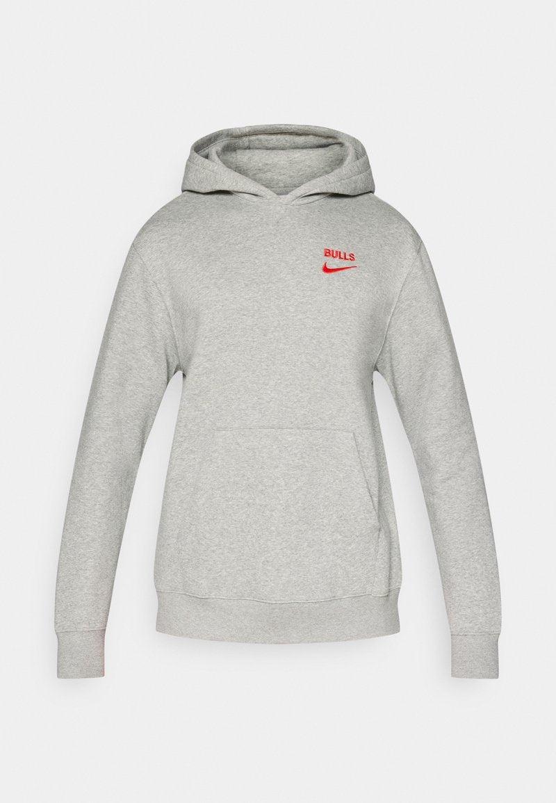 Grauer Pullover mit Kapuze. Verfügt über eine Fronttasche, roten "BULLS"-Schriftzug und ein rotes Nike-Logo auf der linken Brust. Weicher Stoff.