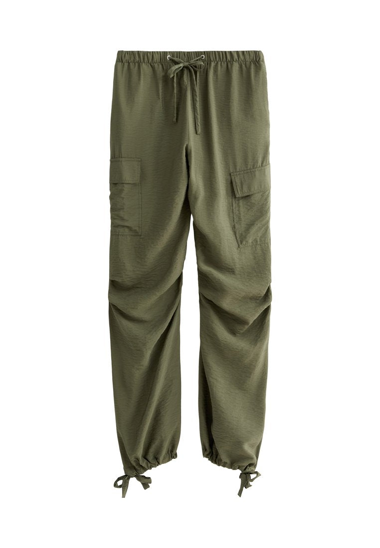 Olivegrüne Cargo-Hosen aus leichtem Material, mit einem elastischen Bund und Kordelzug, seitlichen Taschen und schmal zulaufenden Bündchen.