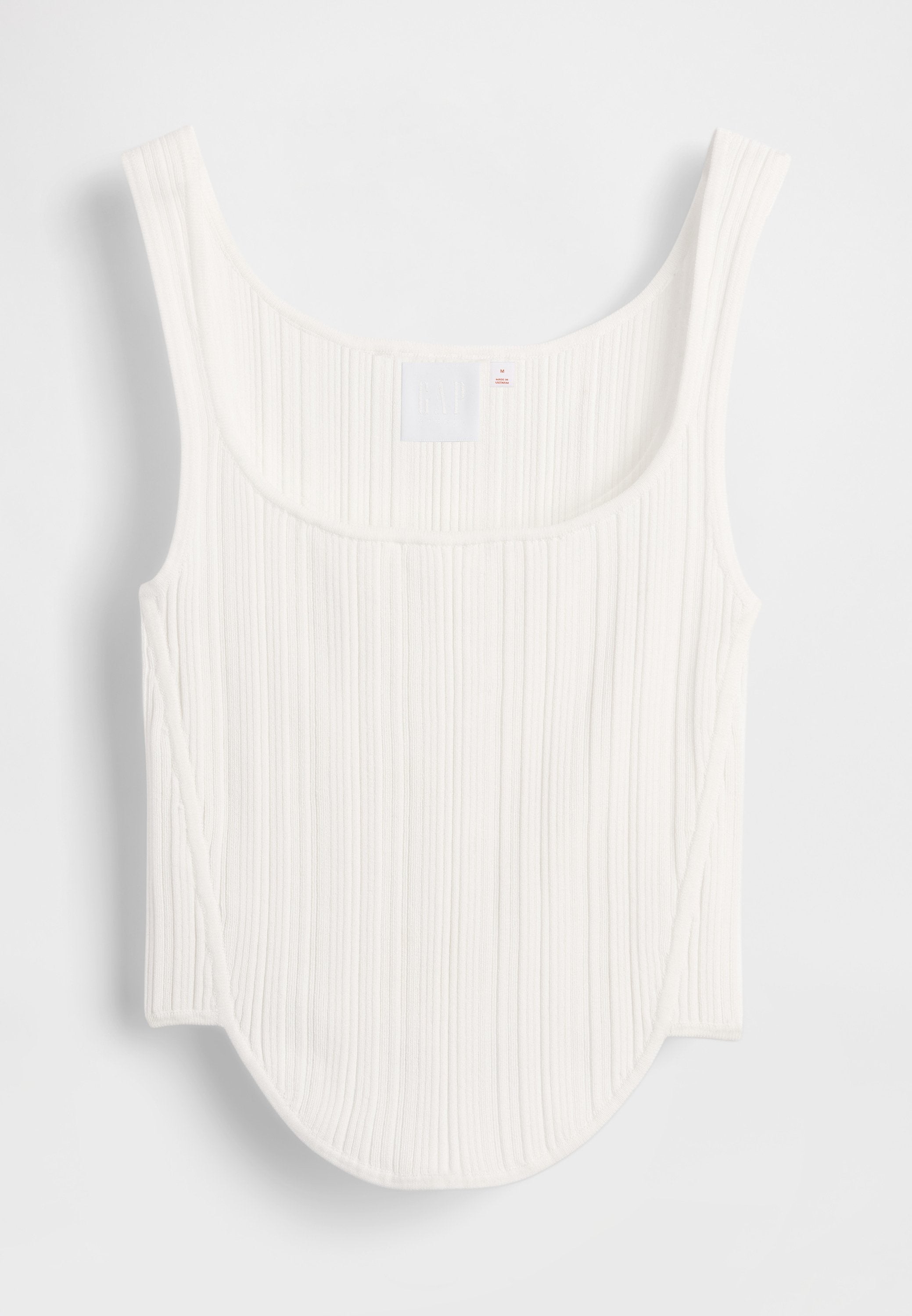 Weißes, geripptes Tanktop mit rundem Ausschnitt, breiten Trägern und geschwungenem Saum, das durch eine weiche Textur und ein minimalistisches Design besticht.