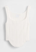 Weißes, geripptes Tanktop mit rundem Ausschnitt, breiten Trägern und geschwungenem Saum, das durch eine weiche Textur und ein minimalistisches Design besticht.