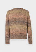Gestrickter Pullover mit einem Farbverlaufsmuster in erdigen Tönen von Rosa, Braun und Gelb. Lange Ärmel und ein rundes Halsbündchen.