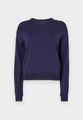 Navyblaue, cropped Sweatshirt aus weichem Stoff mit rundem Halsausschnitt und langen Ärmeln. Mit einem geprägten Design auf der Vorderseite.