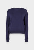 Navyblaue, cropped Sweatshirt aus weichem Stoff mit rundem Halsausschnitt und langen Ärmeln. Mit einem geprägten Design auf der Vorderseite.