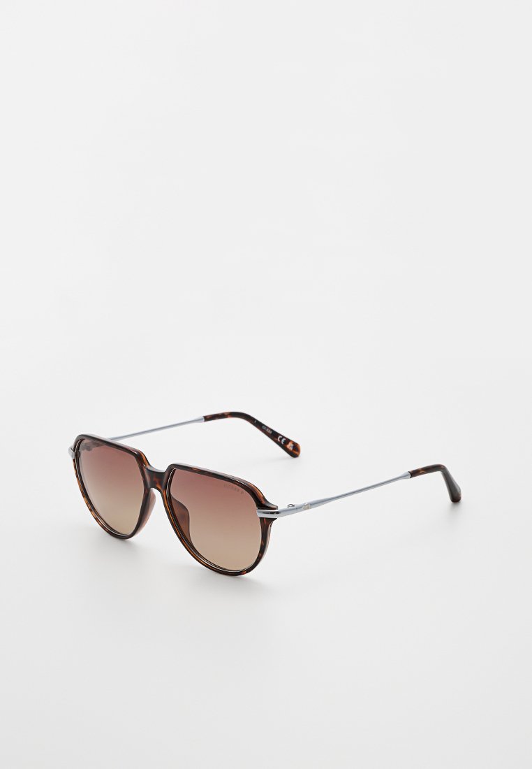 Braune Sunglasses mit Verlaufsglas, Frontgestell in Schildpattoptik und schlanken silbernen Metallbügeln auf weißem Untergrund.