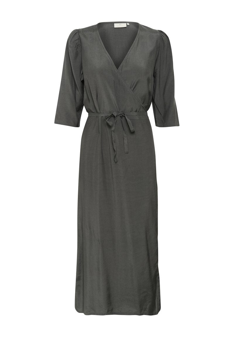 Dunkelgraues Wickelkleid mit V-Ausschnitt, dreiviertellangen Ärmeln und einem Bindegürtel in der Taille. Glattes Material mit einem dezenten Glanz.