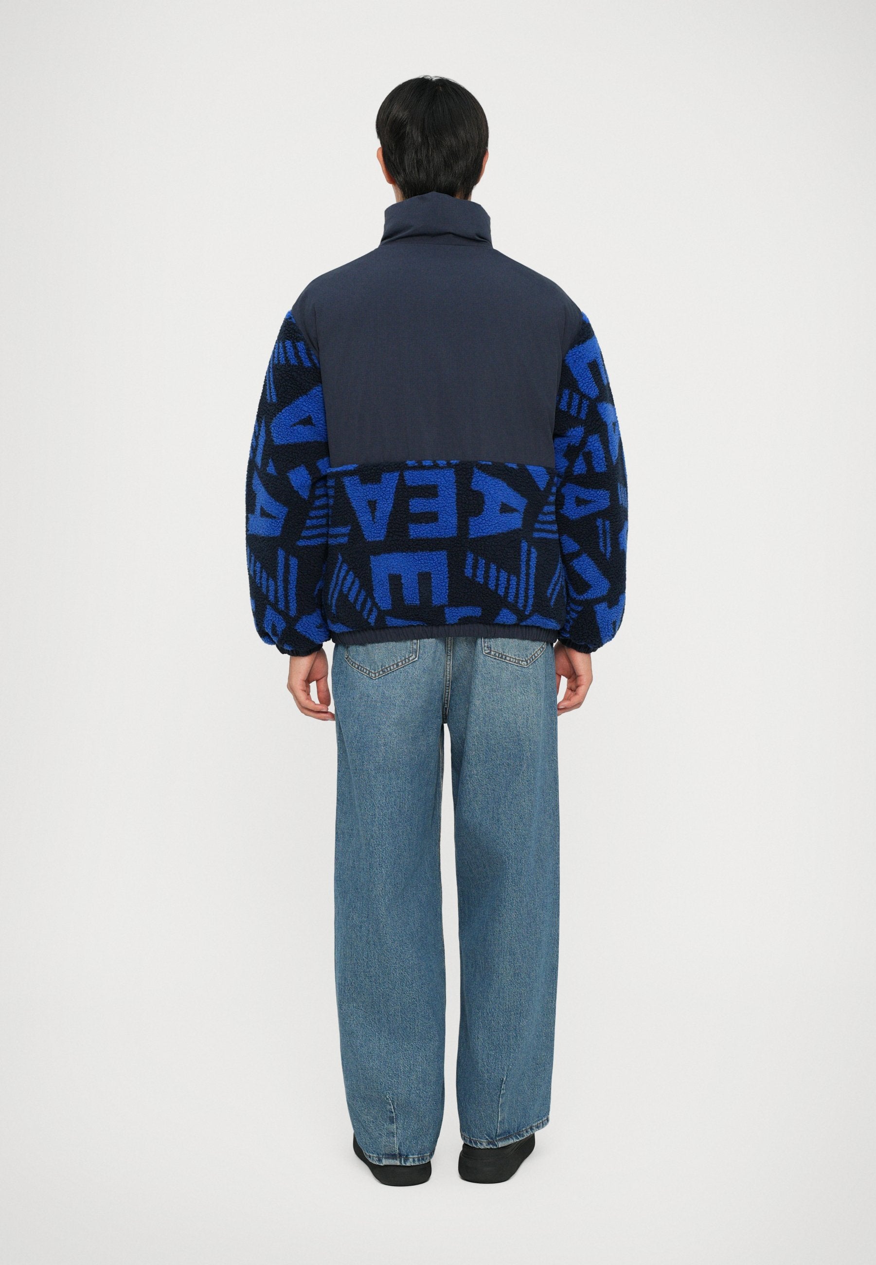 MOUNTAIN JACKET LOGO Media 4