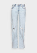 Hellblaue Jeans aus Denim mit einem schlanken, geraden Schnitt, abgerissenen Stellen an den Knien und rohem Saum. Fünf-Taschen-Design mit Metallbeschlägen.
