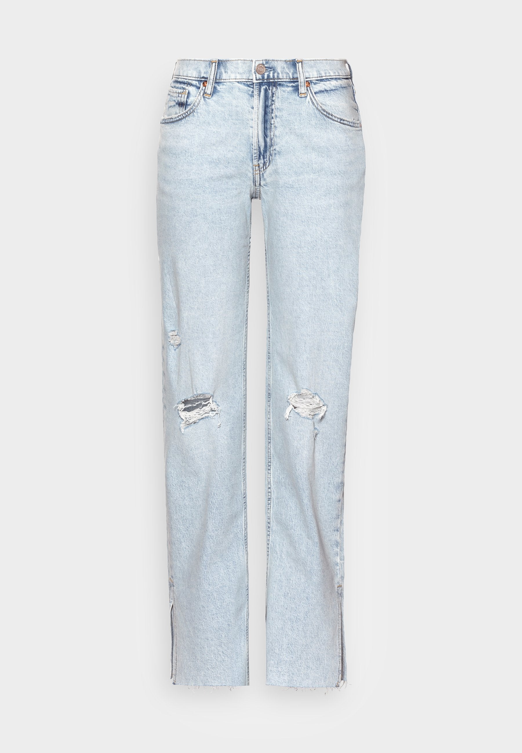 Hellblaue Jeans aus Denim mit einem schlanken, geraden Schnitt, abgerissenen Stellen an den Knien und rohem Saum. Fünf-Taschen-Design mit Metallbeschlägen.