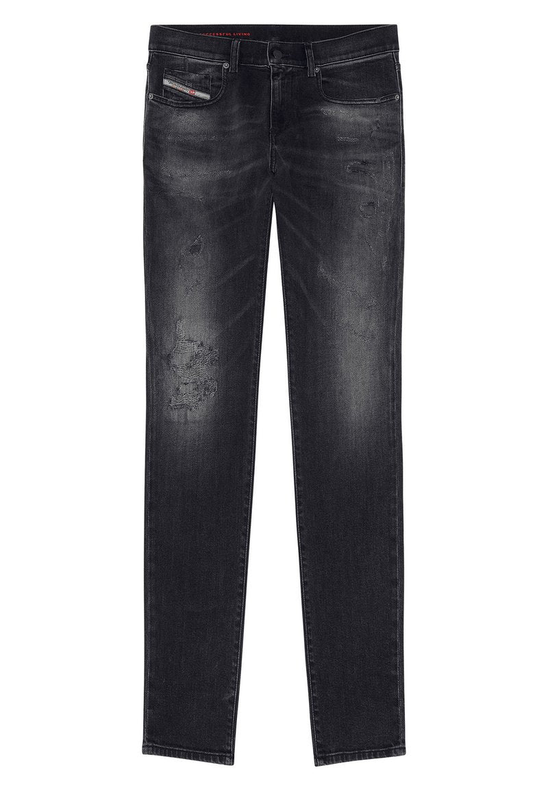Schwarze Jeans aus Denim mit schmaler Passform, die mit abgenutzten Patches, leichter Ausbleichung und traditionellem Fünf-Taschen-Design sowie einem standardmäßigen Knopfverschluss versehen sind.