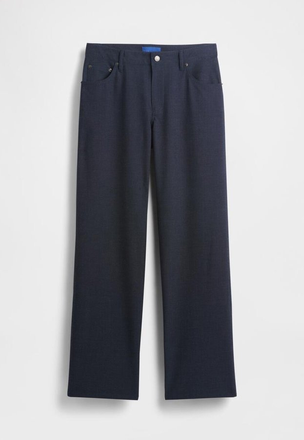 Marineblaue Hosen mit weitem Bein aus strukturiertem Stoff, ausgestattet mit zwei Vorder taschen, Knopfverschluss und geradem Schnitt. Glatte Oberfläche.