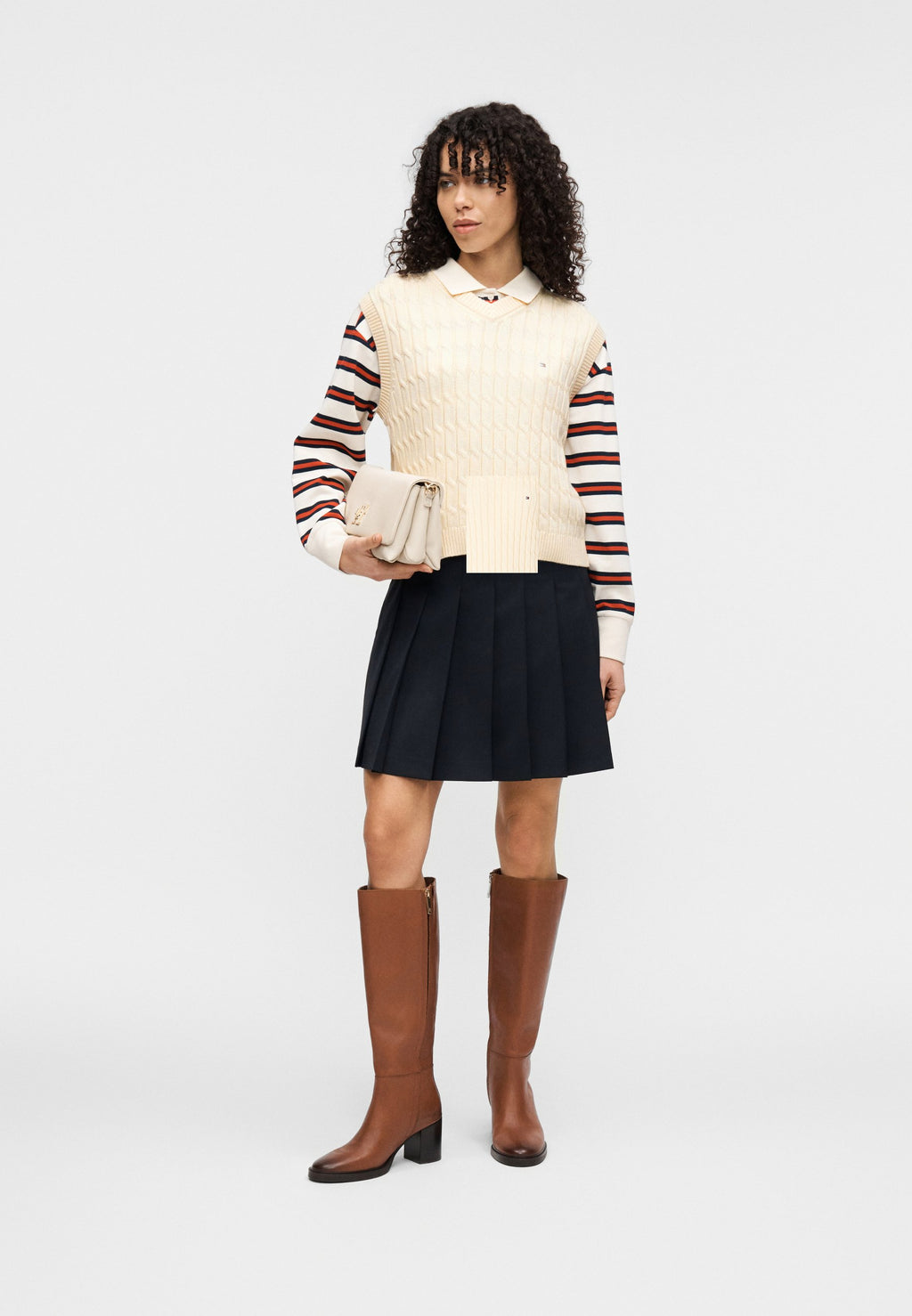 CABLE KNIT V-NECK SWEATER VEST Media 2
