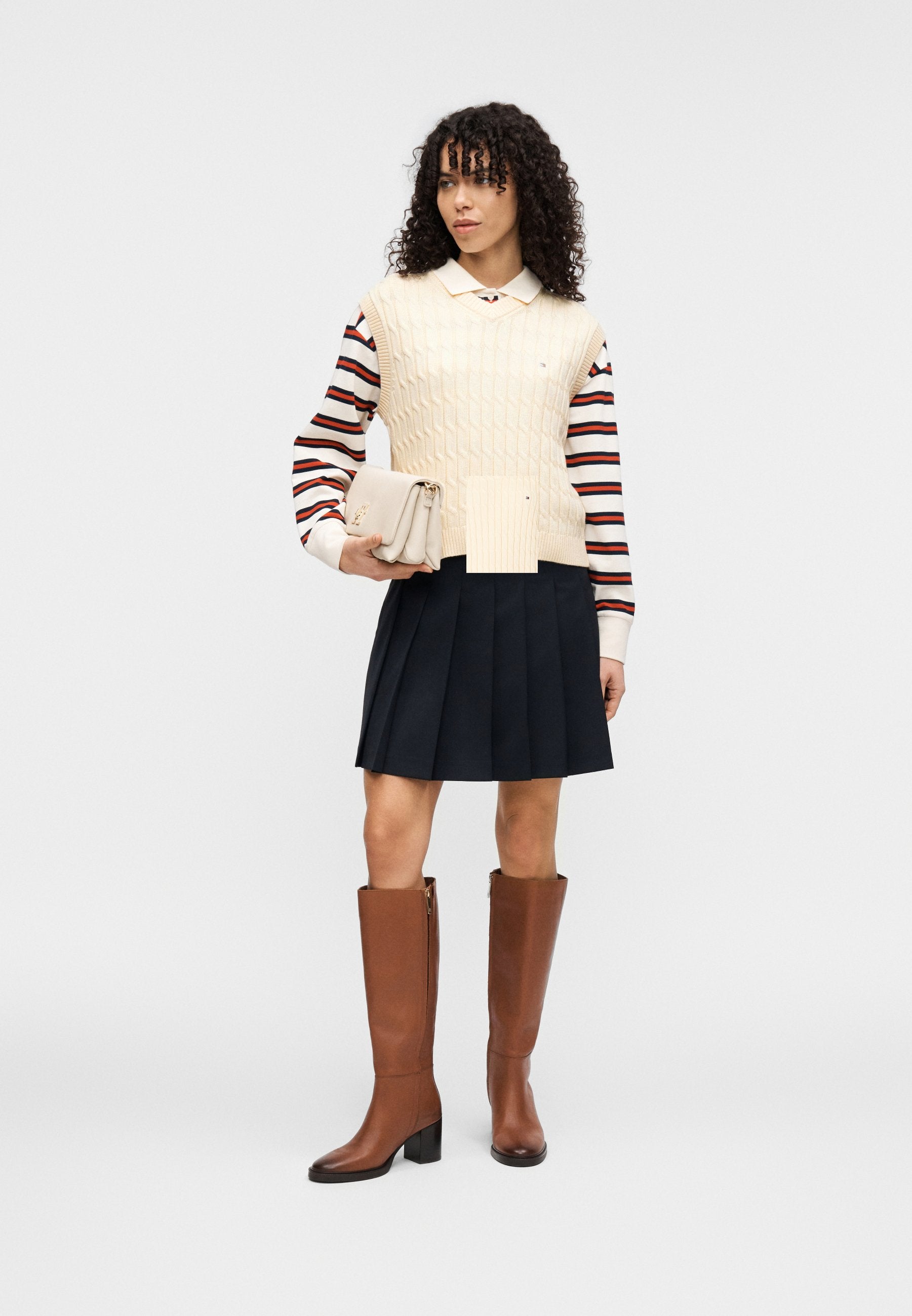 CABLE KNIT V-NECK SWEATER VEST Media 2