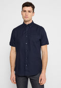 Kurzes, navy-blaues Hemd mit Knöpfen aus Baumwollmischung, ausgestattet mit einer Brusttasche und subtilen Stickdetails für einen sauberen, modernen Look.