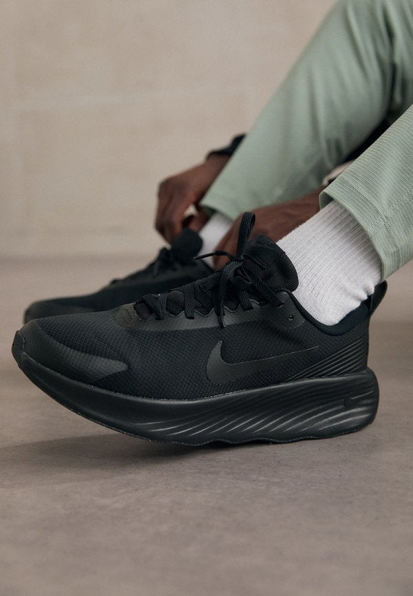Nike Performance PROMINA - Walking trainers - black/dark smoke/grey
