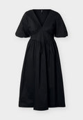 Schwarzes Midikleid mit tiefem V-Ausschnitt, gepufften kurzen Ärmeln, tailliertem Bund und gerafftem Rock, auf einem schlichten hellen Hintergrund präsentiert.