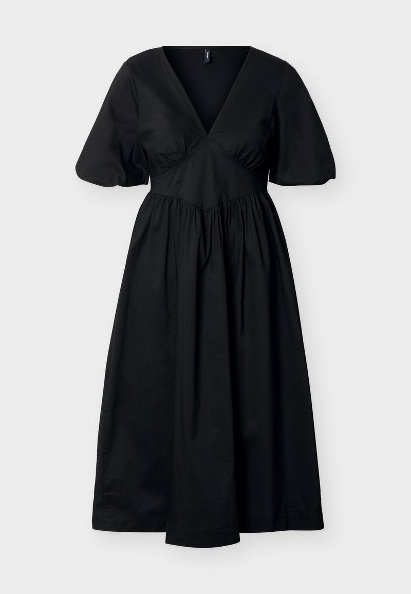Schwarzes Midikleid mit tiefem V-Ausschnitt, gepufften kurzen Ärmeln, tailliertem Bund und gerafftem Rock, auf einem schlichten hellen Hintergrund präsentiert.