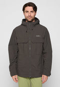 Dunkelgraue Jacke mit Kapuze, frontalem Reißverschluss, zwei großen Brusttaschen, verstellbaren Bündchen und robustem Material für den Außenbereich.