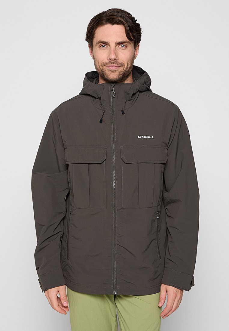 Dunkelgraue Jacke mit Kapuze, frontalem Reißverschluss, zwei großen Brusttaschen, verstellbaren Bündchen und robustem Material für den Außenbereich.