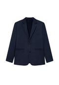 Marineblauer Blazer mit Reverskragen, zwei vorderen Taschen, einzelnen Knopfverschluss und einer glatten Stoffoberfläche im regulären Schnitt.