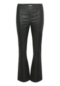 Schwarze Lederhose mit ausgestelltem Schnitt und glatter Oberfläche, ausgestattet mit einem hohen Bund und vertikalen Nähten. Die Hosenbeine weiten sich allmählich aus.