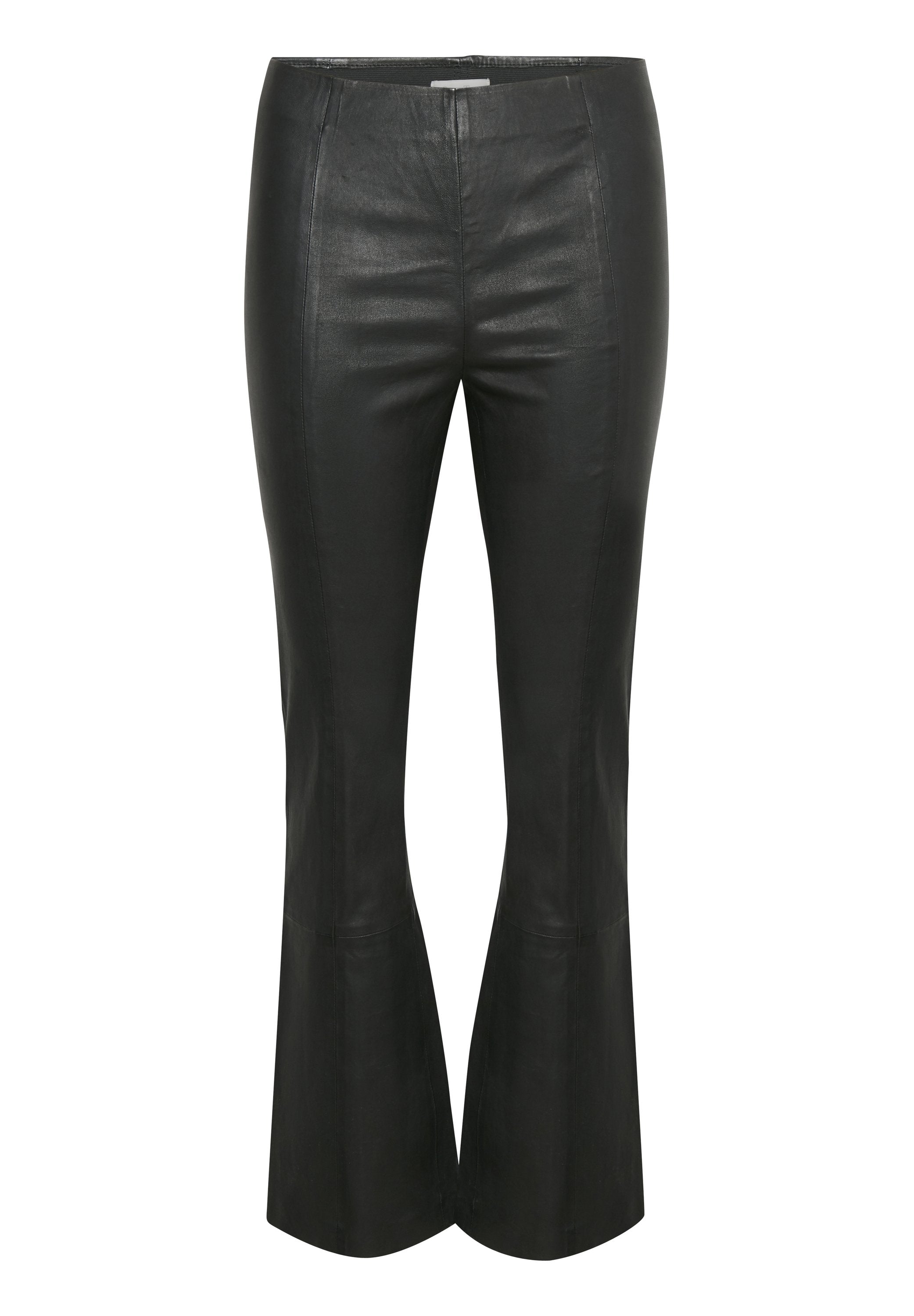 Schwarze Lederhose mit ausgestelltem Schnitt und glatter Oberfläche, ausgestattet mit einem hohen Bund und vertikalen Nähten. Die Hosenbeine weiten sich allmählich aus.
