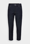 Gerade geschnittene dunkelblaue Jeans aus Denim mit vorderen Taschen, Gürtelschlaufen und einem Frontknopfverschluss, vor einem neutralen Hintergrund präsentiert.