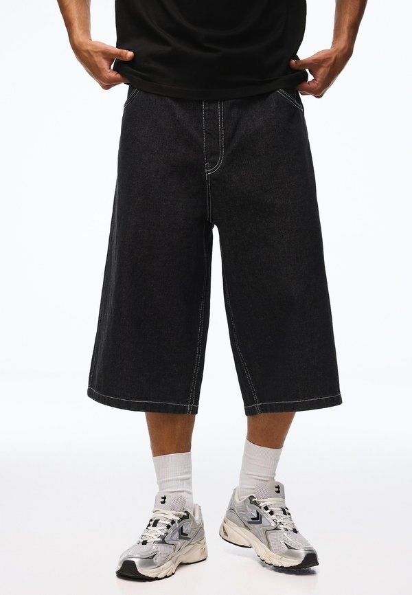Bershka SUPER  BAGGY - BERMUDA  - Denim shorts - black