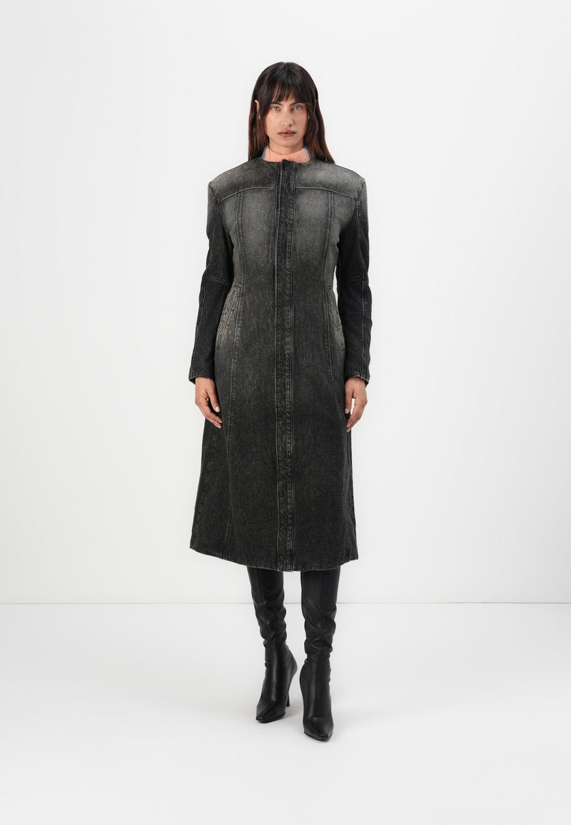 Schwarzer Denim-Mantel, mittellang, mit hohem Kragen und langen Ärmeln. Verfügt über einen Front-Reißverschluss, strukturierte Schultern und einen leicht ausgestellten Saum.