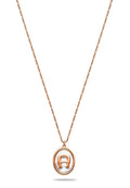 Roségold-Neklett mit einem ovalen Anhänger, der einen dekorativen Buchstaben 'A' in Weiß zeigt. Die Kette ist schlank und hat ein strukturiertes Finish.