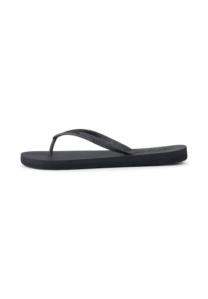 Schwarze Flip-Flops mit einem glitzernden Riemen, einer strukturierten Fußbettt und einer flachen Gummisohle. Einfaches Design, geeignet für legere Freizeitkleidung.