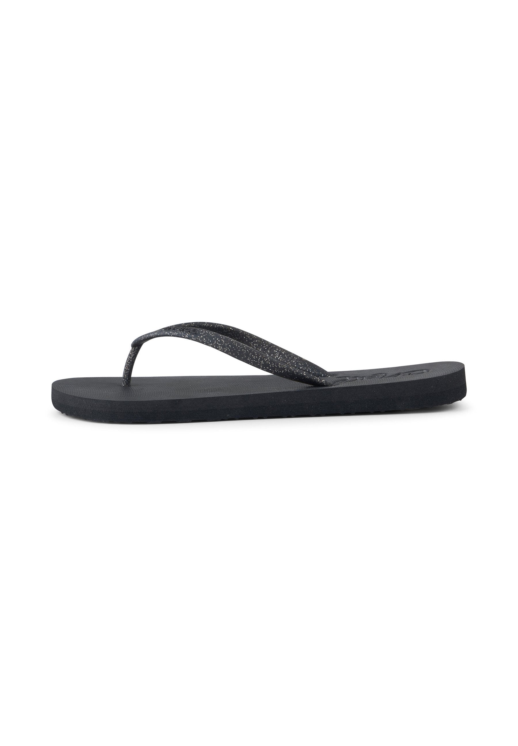 Schwarze Flip-Flops mit einem glitzernden Riemen, einer strukturierten Fußbettt und einer flachen Gummisohle. Einfaches Design, geeignet für legere Freizeitkleidung.