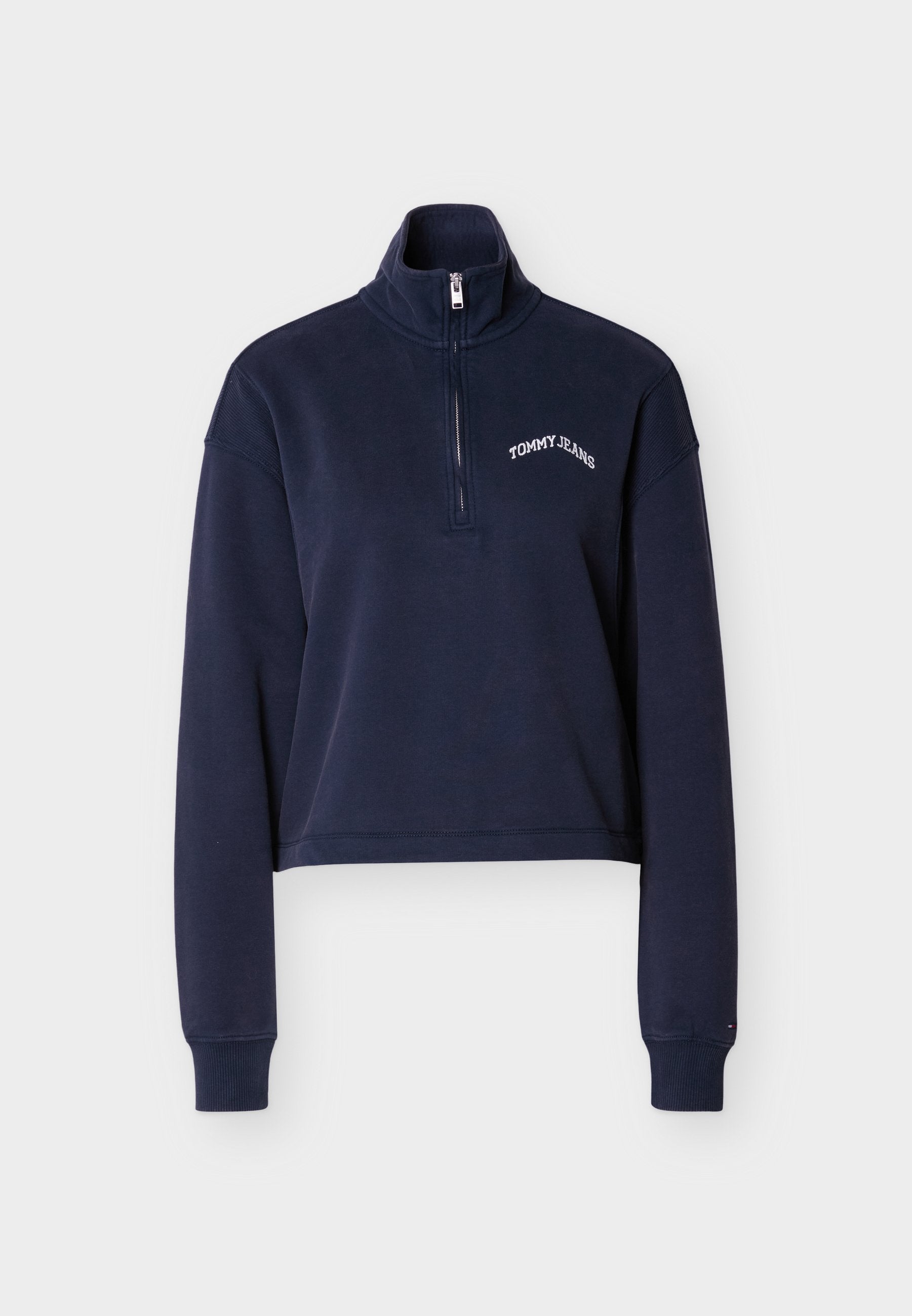 Marineblaues, kurzes Sweatshirt mit hohem Kragen, halbem Reißverschluss und weißem "TOMMY JEANS"-Logo. Weicher Stoff und gerippte Bündchen.