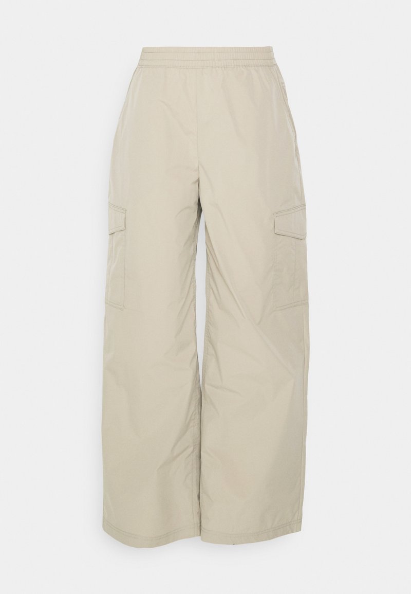 Beige Cargo-Hosen aus leichtem Material, mit elastischem Bund, weitem Bein und seitlichen Taschen zur Aufbewahrung.
