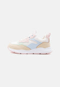 Weißer Sneaker mit beigen, rosa, blauen und mintgrünen Paneelen, weißen Schnürsenkeln und einer dicken weißen Sohle auf hellgrauem Hintergrund.