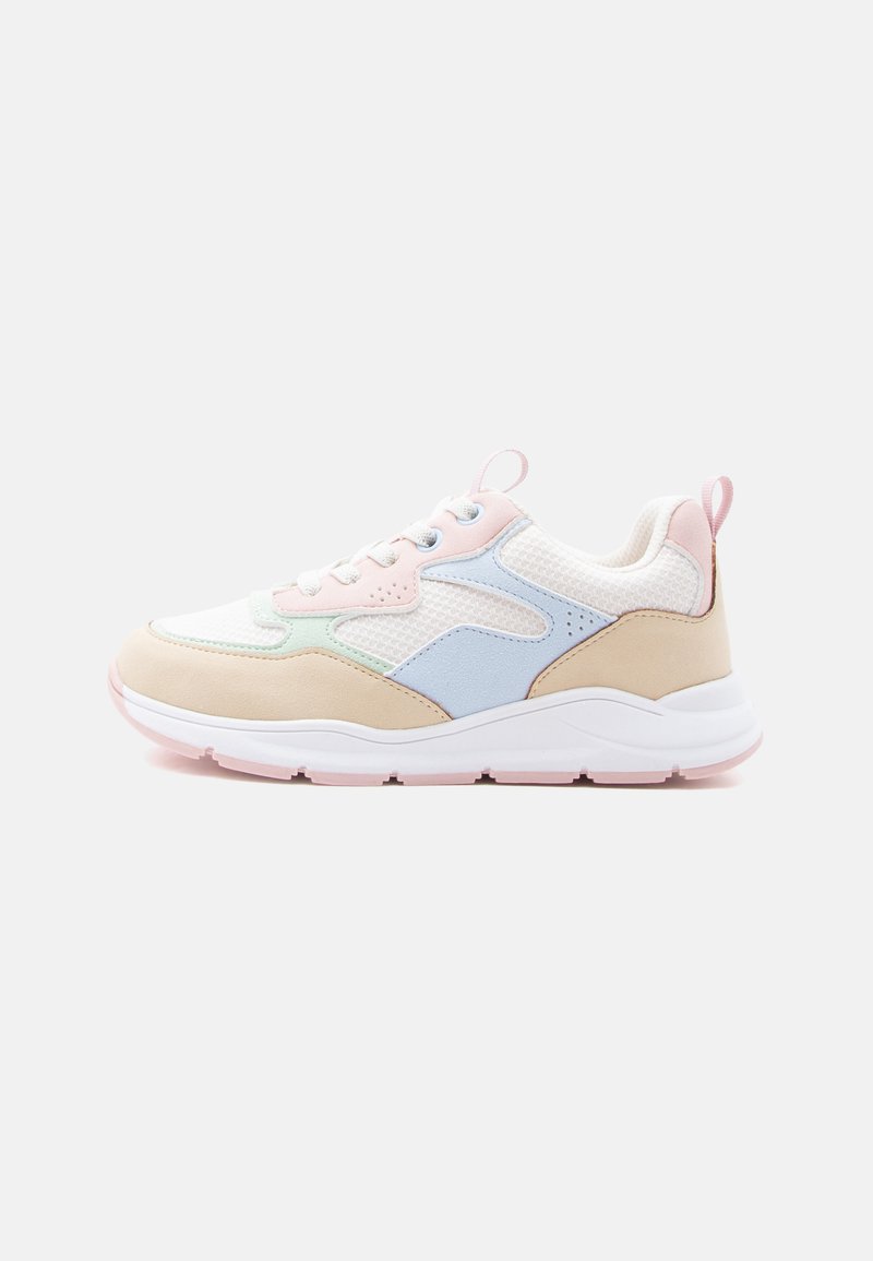 Weißer Sneaker mit beigen, rosa, blauen und mintgrünen Paneelen, weißen Schnürsenkeln und einer dicken weißen Sohle auf hellgrauem Hintergrund.
