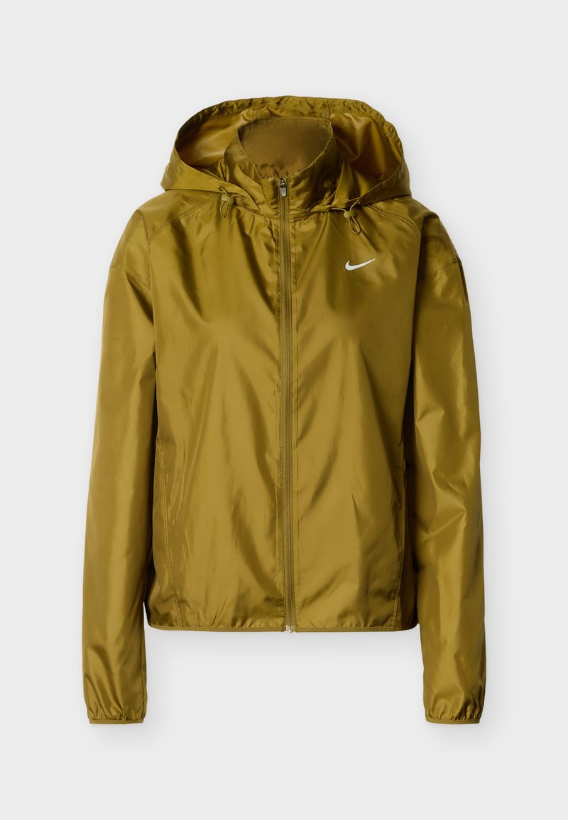 Olivgrüne leichte Jacke mit Kapuze, durchgehendem Frontreißverschluss, elastischen Bündchen und einem weißen Logo auf der linken Brustseite. Glatte, glänzende Textur.