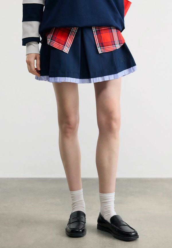 Tommy Jeans TONAL LOGO APPLIQUÉ PLEATED MINI SKIRT