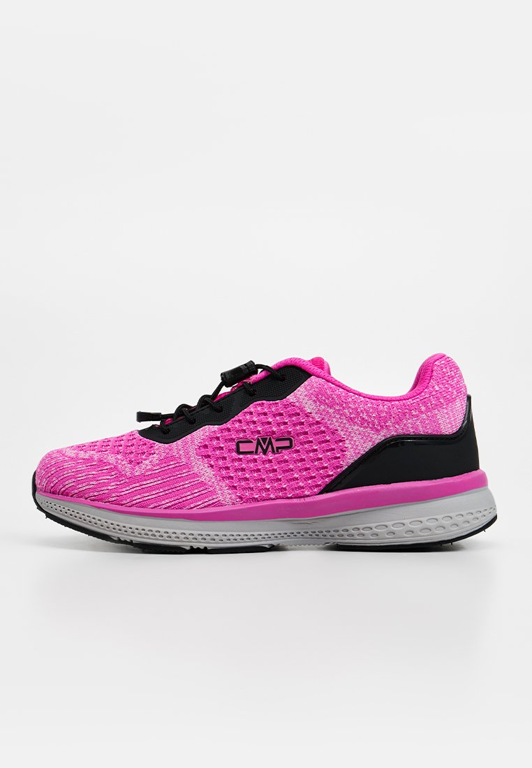 Laufschuhe mit einem Obermaterial aus Netzstoff in lebhaftem Pink, schwarzen Akzenten, einer gepolsterten Mittelsohle und einem strukturierten Profil auf der Außensohle.
