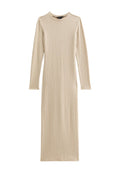 Strickkleid in Beige mit langen Ärmeln und gerippter Struktur, ausgestattet mit einem Rundhalsausschnitt und einer geraden, knöchellangen Silhouette.