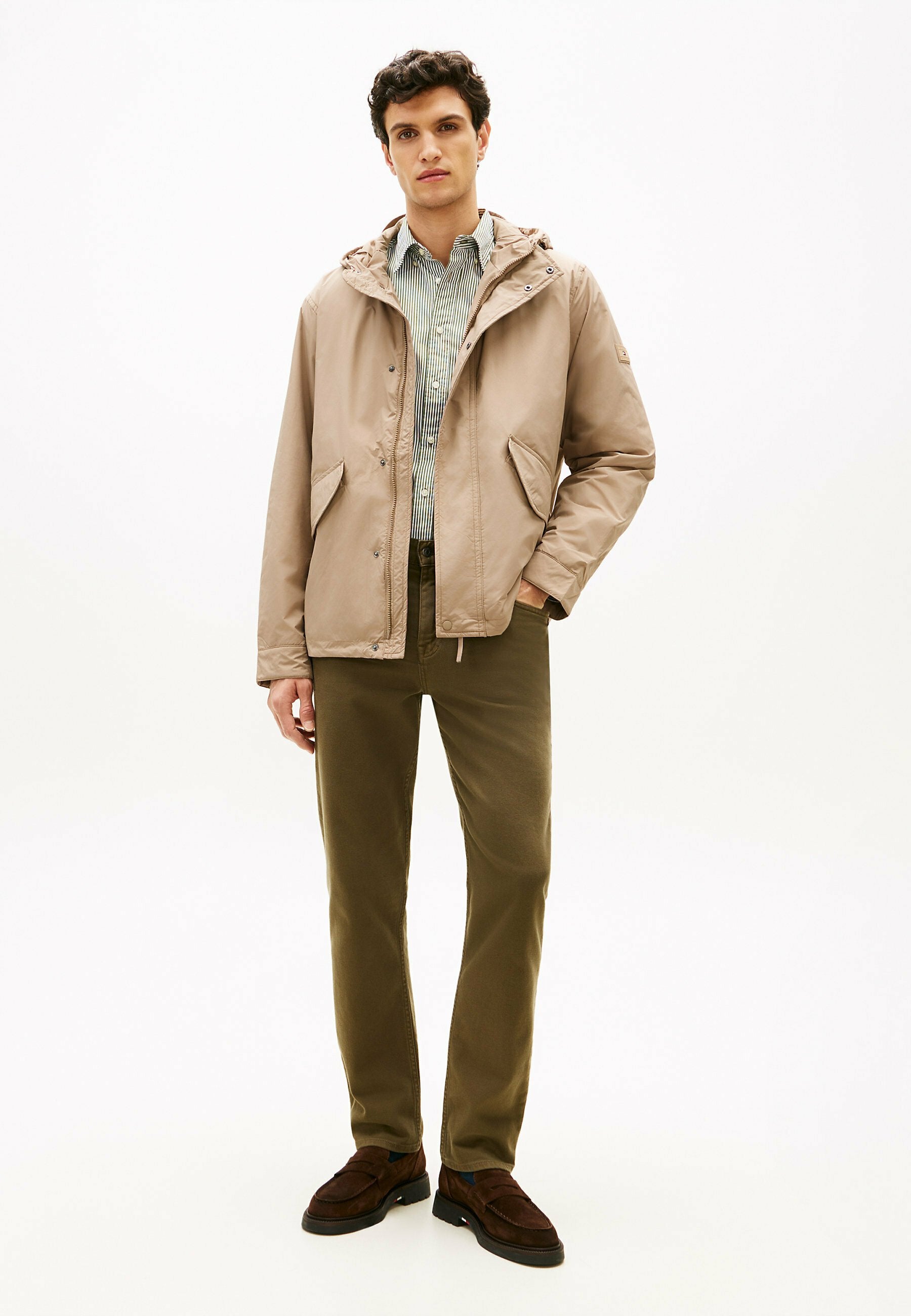 LIGHTWEIGHT PACKABLE HOODED Media 2
