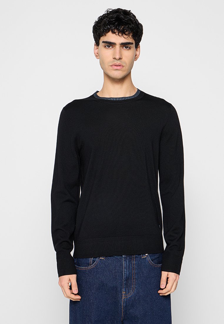 Schwarzer Strickpullover mit langen Ärmeln und geripptem Rundhalsausschnitt. Glatte Textur, minimalistisches Design, kontrastiert durch blaue Akzente am Kragen.