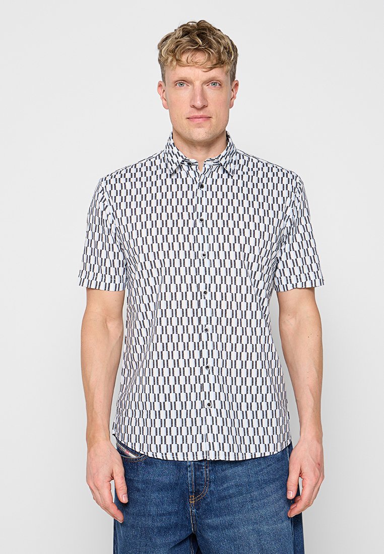 REGULAR FIT Media 1