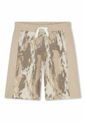 Beige Shorts mit einem strukturierten abstrakten Muster in Brauntönen, Creme und Gelb. Sie verfügen über einen elastischen Bund mit einer weißen Kordel.