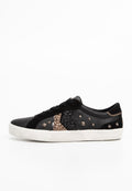 Schwarze Sneakers mit strukturiertem Design, goldenen und glitzernden Akzenten, Nieten und einer weißen Gummisohle.