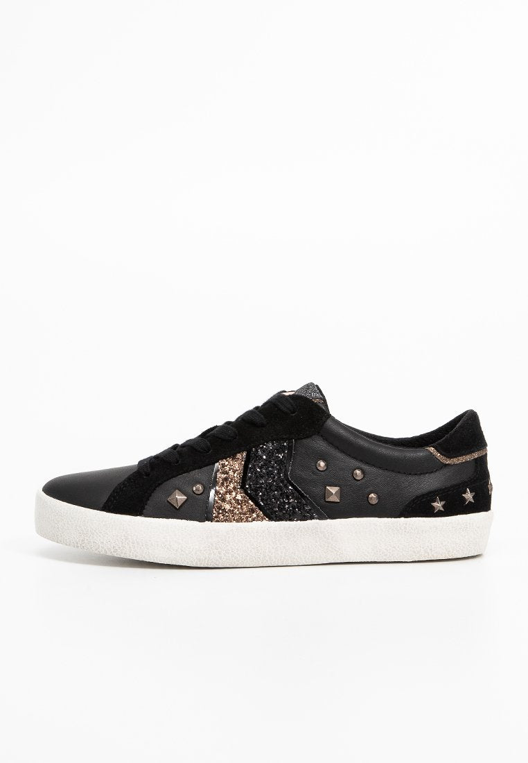 Schwarze Sneakers mit strukturiertem Design, goldenen und glitzernden Akzenten, Nieten und einer weißen Gummisohle.