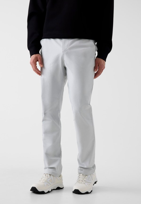 Guess CHINO-HOSE - Trousers - hellgrau