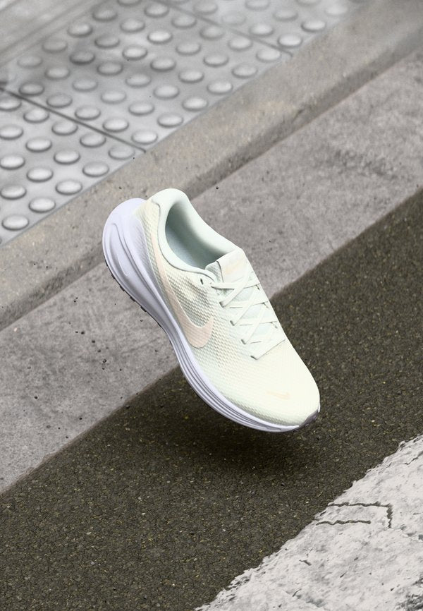 Nike Performance W NIKE REVOLUTION 8 - Road running shoes - sail/chalk/white/pencil point