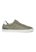 Grüne Segeltuch-Sneaker mit einem grauen Wildleder-Heel-Akzent, weißer Gummisohle und Ösen-Schnürsystem. Glatte Textur und minimalistisches Design.